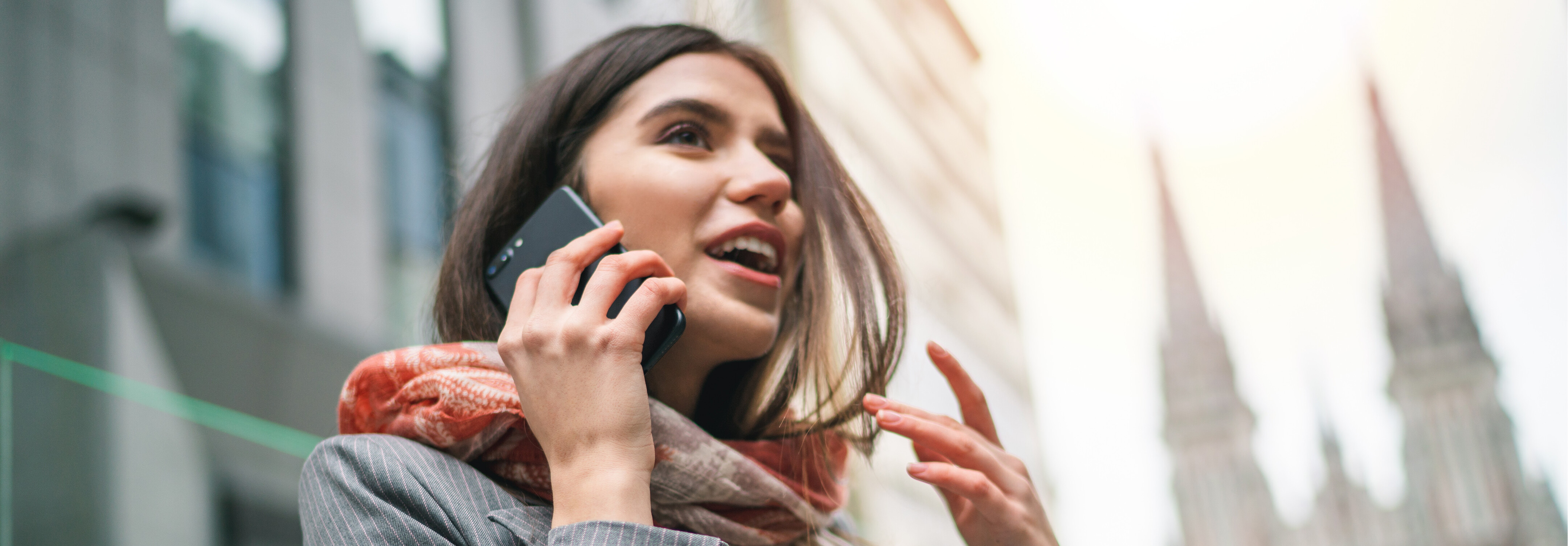 fiatal nő telefonál Londonban