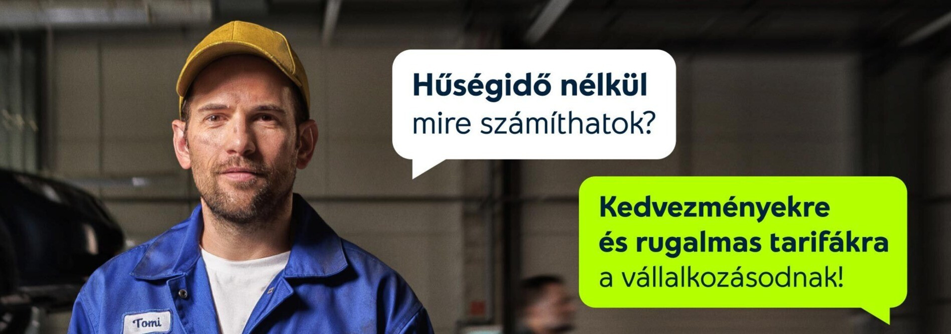 szerelő a műhelyben áll mellette szövegbuborékok