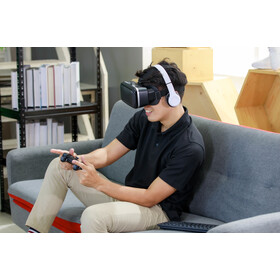 Virtuális valósággal játszó személy, headsettel
